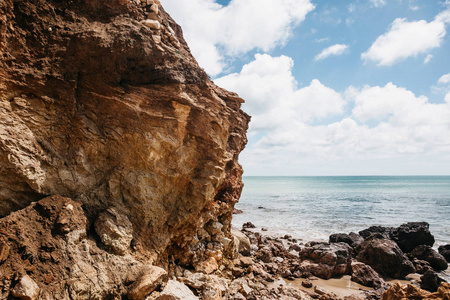 葡萄牙海岸的岩石和大西洋美景图片