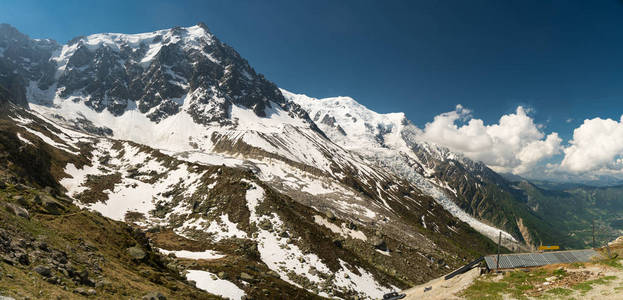 辉煌的勃朗峰在后面支配着阿尔卑斯山的山峰，在一个小滑雪胜地有一个高十字架