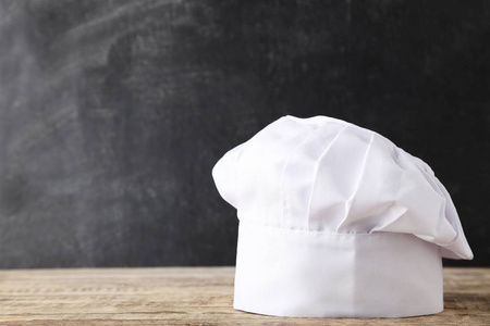 木制桌子上的白色厨师帽