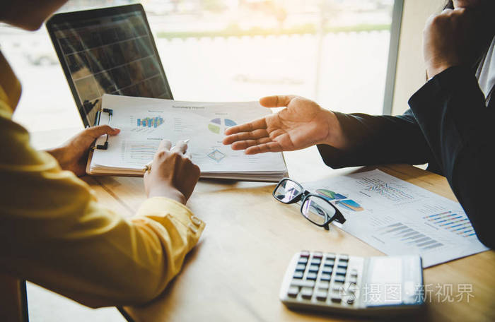 该团队正在编制会计文件,并共同努力,提出工作并帮助解决问题.