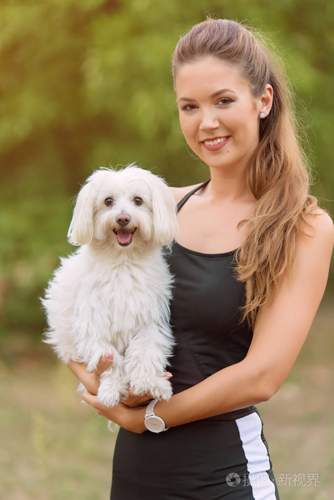 碧川博洛尼亚狗和美丽的主人在公园里