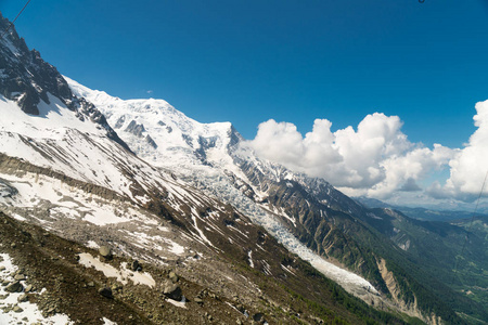 辉煌的勃朗峰在后面支配着阿尔卑斯山的山峰，在一个小滑雪胜地有一个高十字架