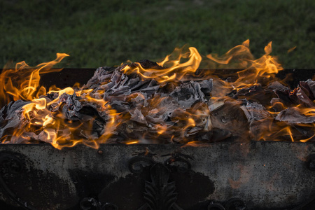 文件烧毁. 火灵之舞. 点燃纸张.照片