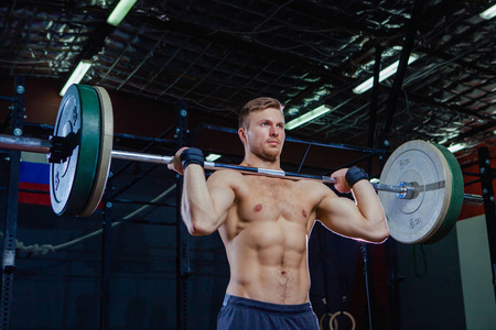 肌肉健身的人准备 deadlift 在他的头上的杠铃在现代健身中心。功能培训。抢夺运动。十字式适合, deadlift