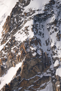 勃朗峰是阿尔卑斯山最高的山，也是欧洲最高的山。 阿吉维尔脊椎和雪岭与登山者的全景。 晴天欧洲阿尔卑斯山美丽的全景。