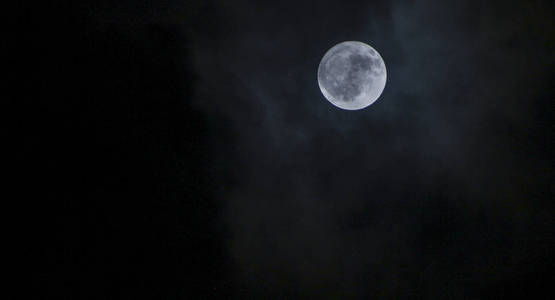 月圆月圆，云绕着颜色