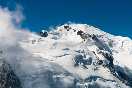 勃朗峰是阿尔卑斯山最高的山，也是欧洲最高的山。 阿吉维尔脊椎和雪岭与登山者的全景。 晴天欧洲阿尔卑斯山美丽的全景。