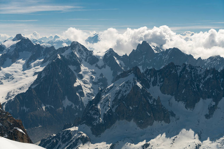 从蒙布朗山海特萨沃埃的AiguilleduMidi山的Grandes Jorasses和DentDuGeant全景