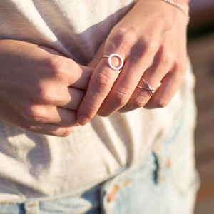 女性手与银色珠宝戒指和手镯简约风格。