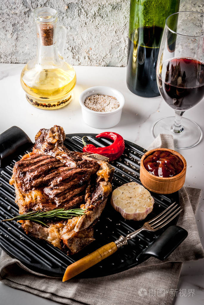 新鲜的烤肉牛排配上红酒草药和香料顶部视图复制白色大理石背景