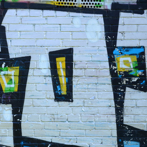 涂鸦图纸的碎片。 在街道艺术文化的风格中，用油漆污渍装饰的旧墙。 彩色背景纹理。