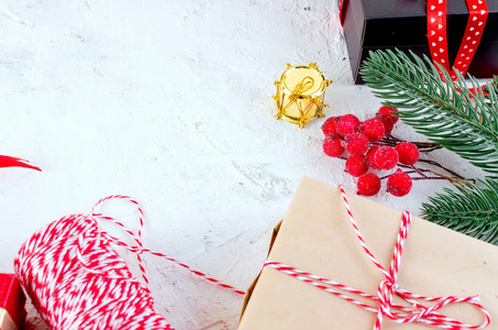 圣诞节装饰背景与冷杉树枝，锥，红色和黑色圣诞礼物，球在白色背景。卡片假日概念。复制空间，顶部视图。