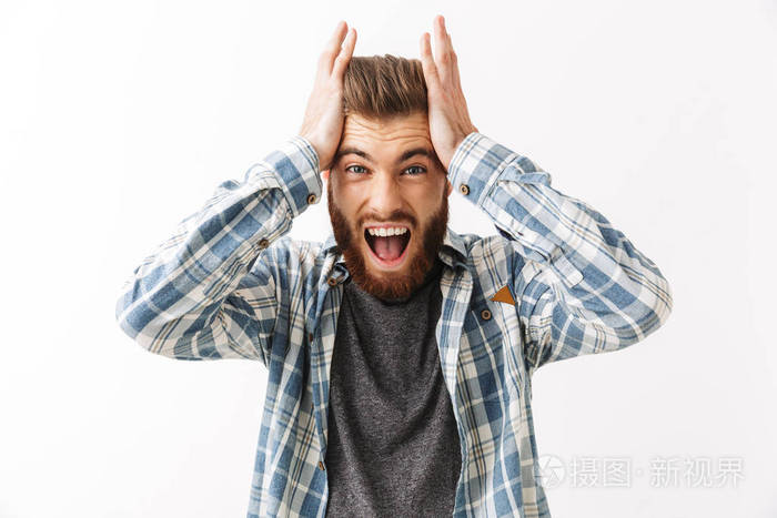 一个恼羞成怒的小胡子男人站在白人旁边尖叫着