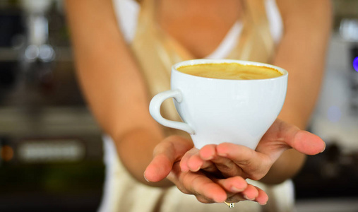咖啡厅建议美洲或咖啡杯。完美的早晨, 最好的咖啡。在咖啡厅或咖啡店放松身心, 喝点饮料。新鲜的早晨咖啡与牛奶和奶油泡沫。宁静的早