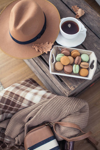 一杯热茶，一件针织毛衣，一顶帽子，一张木桌上的地毯。 秋天。 很舒服。