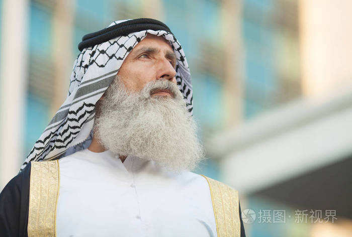 严肃胡须的高级阿拉伯男人的户外肖像