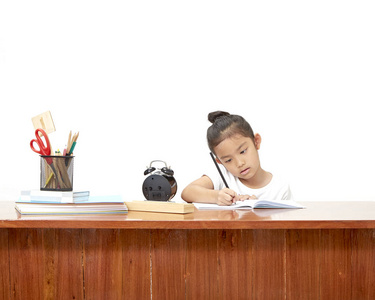 亚洲小女孩在做作业时集中精力，在早晨，在大自然旁边空着一块地方写阳光明媚的信