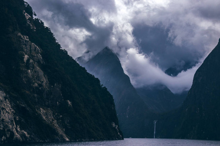 在新西兰南岛，厚厚的云层漂浮在惊人的山脊和平静的河流上