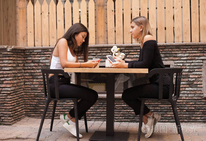 两个年轻女子在咖啡店聊天