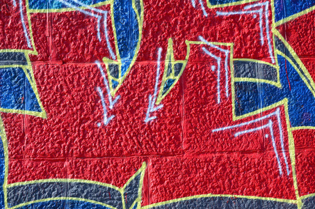 涂鸦图纸的碎片。 在街道艺术文化的风格中，用油漆污渍装饰的旧墙。 暖色调的彩色背景纹理。