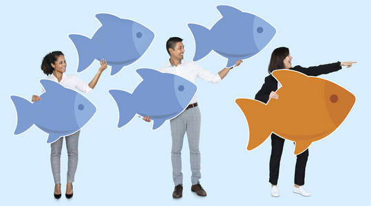 领导和业务同事与鱼图标隔离在蓝色背景上