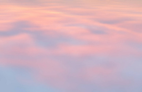 夕阳天空模糊的一幕。抽象的自然背景，光线色调中有云。