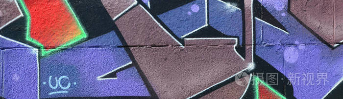 涂鸦图纸的碎片。 在街道艺术文化的风格中，用油漆污渍装饰的旧墙。 紫色色调的彩色背景纹理。