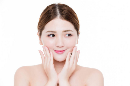 年轻漂亮女人的护肤品.护肤美容沙龙美女和时尚女孩.