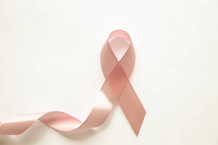 粉红色丝带国际象征乳腺癌意识和对妇女的道德支持。 孤立的背景复制空间关闭顶部视图脂肪铺设。
