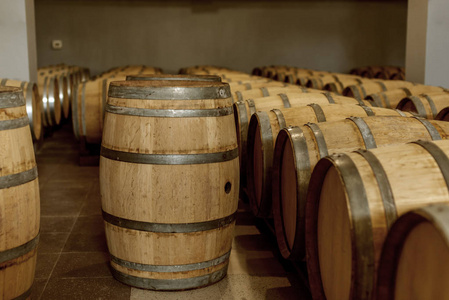 葡萄酒橡木桶,其中红酒在酒庄的地窖里陈酿. 生产葡萄酒的概念照片
