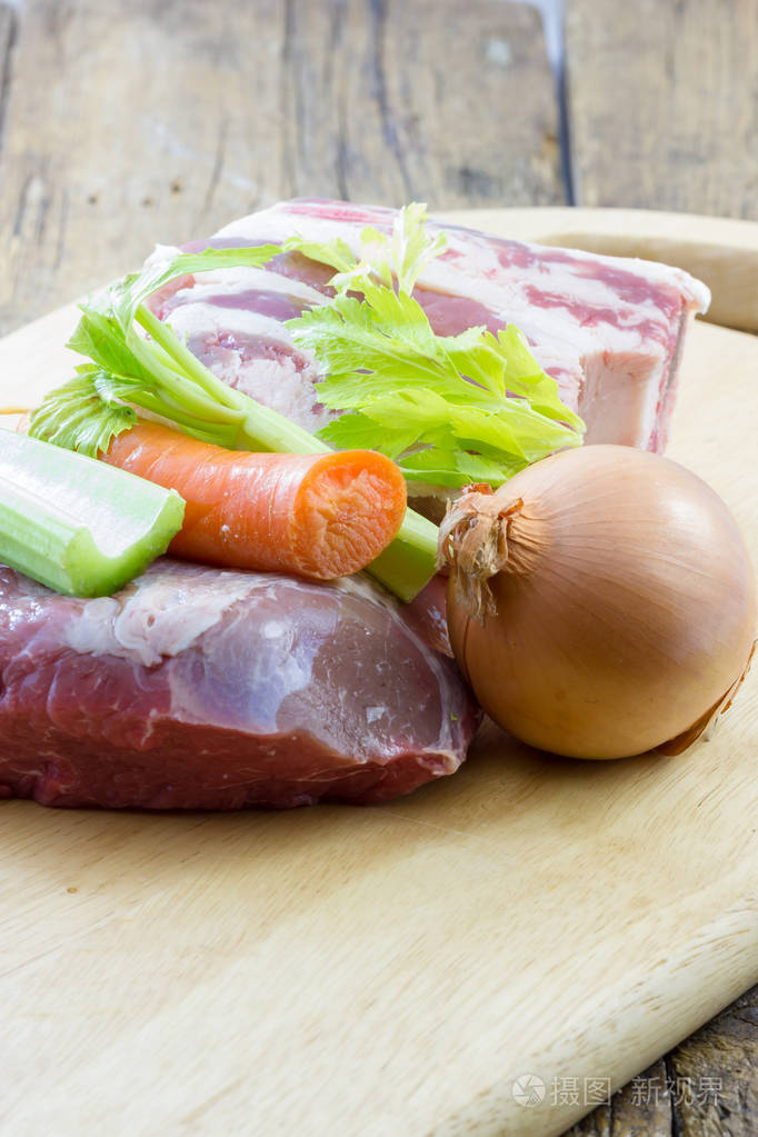 准备好的肉和蔬菜肉汤