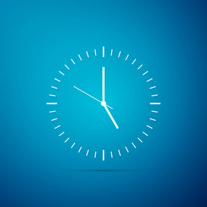 在蓝色背景上隔离的时钟图标。时间图标。平面设计。矢量插图