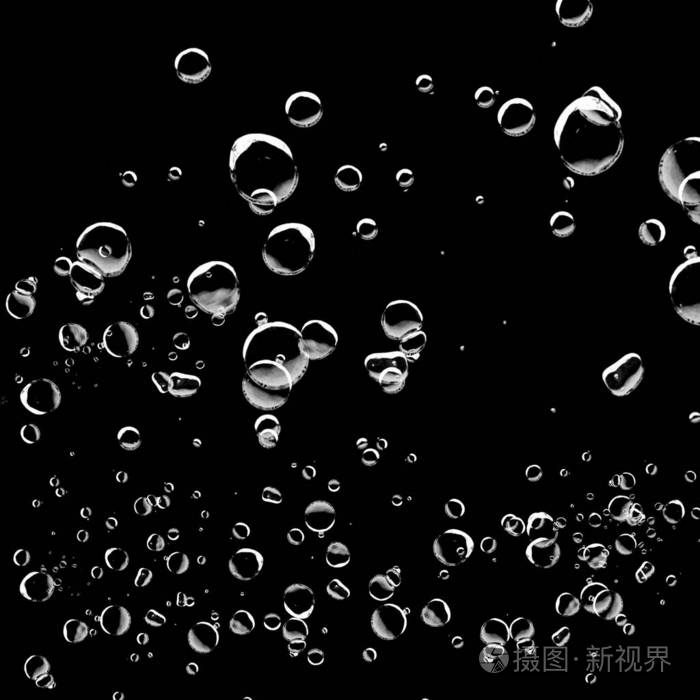 黑色背景上孤立的白色气泡. 雨水滴落. 水下氧气.