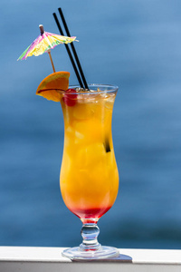 带天然蓝水背景的热带鸡尾酒作为旅游度假概念