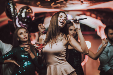 喝酒的女孩图片