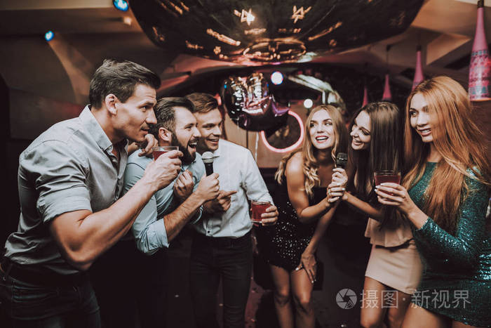 快乐. 微笑. 微笑的女孩. 唱歌. 漂亮的女孩. 卡拉ok俱乐部的朋友.