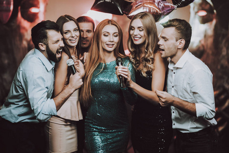 心情很好. 酒吧. 年轻人. 唱歌. 麦克风. 时髦的现代夜总会.