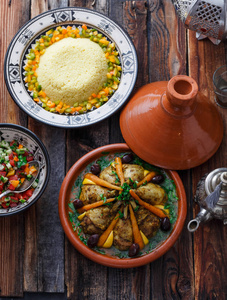 摩洛哥宴会食品 tajine, 沙拉, 蒸粗粉, 茶, 顶级景观