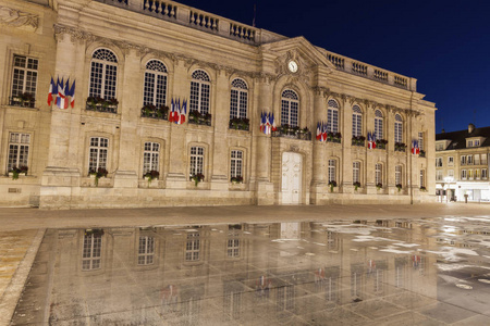 晚上波瓦伊斯市政厅。 法国的波瓦伊斯。