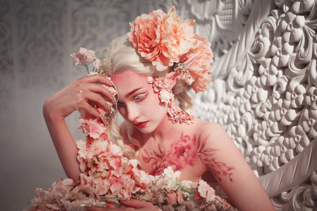 年轻漂亮的小精灵.创意化妆与 bodyart照片