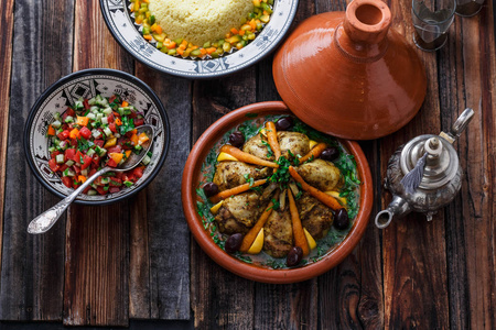 摩洛哥菜鸡肉 tajine, 蒸粗粉和沙拉