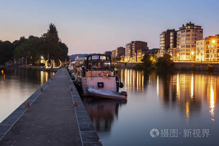 黄昏时分在缪斯河沿岸看到的利格全景。 比利时利格瓦洛尼亚。