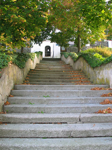 通往 Tynec 教堂的楼梯石台阶