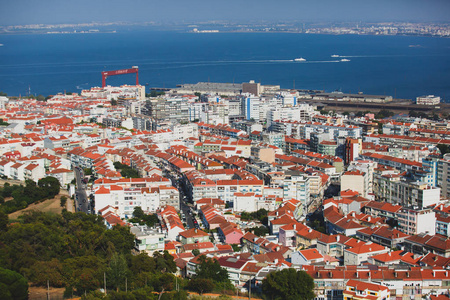 阿尔马达市和城市的全景，从基督圣所看到的里斯本国王大里斯本葡萄牙夏季阳光的VIE