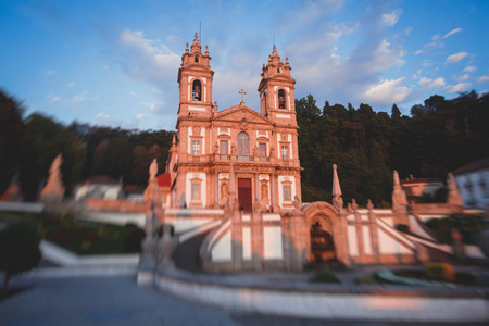 波姆耶稣多蒙特是葡萄牙圣所大教堂，位于波尔图加北部布拉加市外的托诺斯
