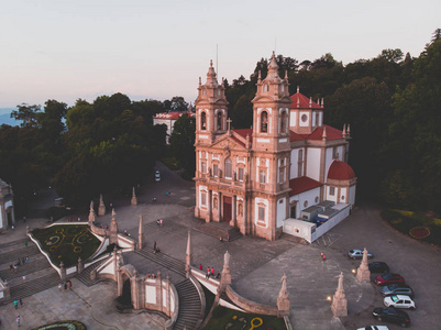 波姆耶稣多蒙特是葡萄牙圣所大教堂，位于波尔图加北部布拉加市外的托诺斯