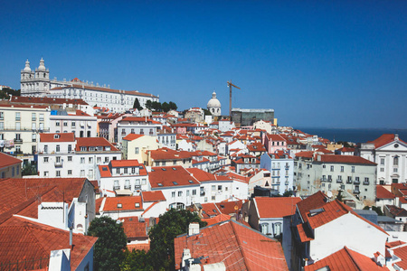 美丽的超广角航空全景里斯本葡萄牙与阿尔法玛地区和历史古镇从观察甲板贝尔维德雷。