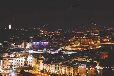 美丽的夜晚，超宽的角度鸟瞰里斯本葡萄牙港口和天际线风景，从城市外拍摄。