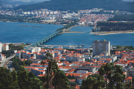 葡萄牙北部地区维安娜多卡斯特洛市的鸟瞰图，从巴西利察圣卢齐亚丘尔克观察台拍摄