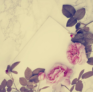 白色空贺卡，粉红色玫瑰